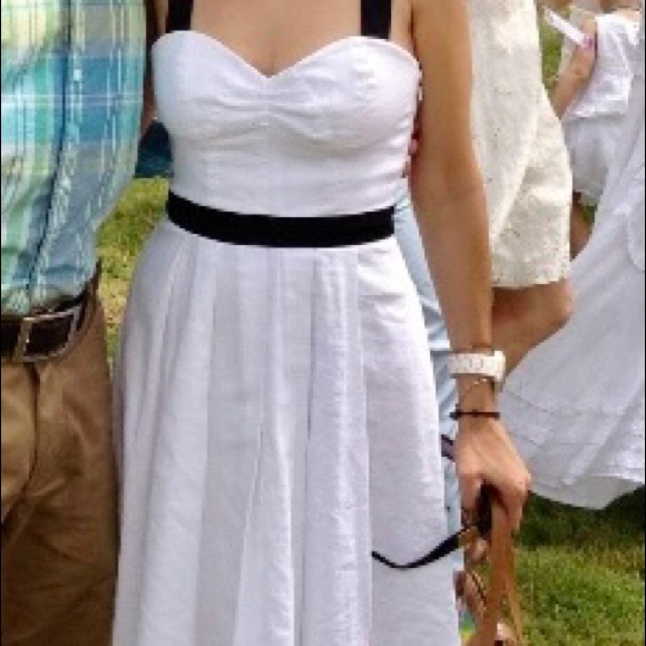 White sundress with black embellishments - Picture 2 of 4